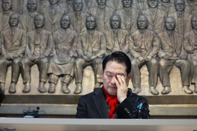 장동혁 국민의힘 대표가 15일 국회 로텐더홀에서 '민주당의 공천 뇌물·통일교 게이트 특검 수용'을 촉구하며 단식농성을 하고 있다 연합뉴스