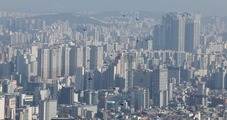 5일 서울 중구 남산에서 본 서울 시내 아파트 전경. 뉴시스                                  시도별 매매가격지수 지난달 대비 변동률 및 주요 변동지역. 한국부동산원 제공