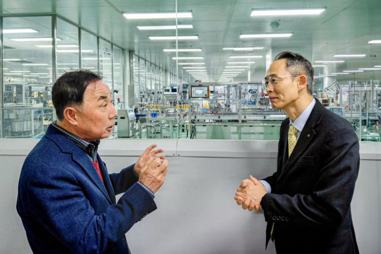 황기연 한국수출입은행장(오른쪽)이 15일 충북 음성에 위치한 기업을 방문해 대화하고 있다. 수출입은행 제공