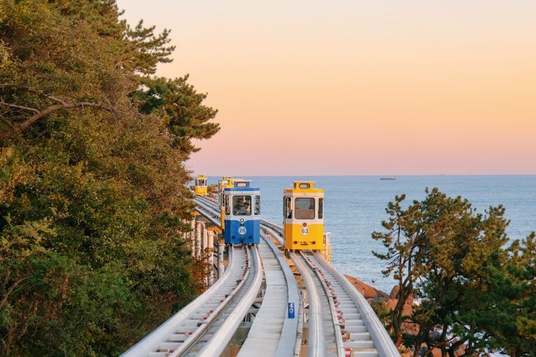 시그니엘 부산, 해운대 블루라인파크’ 해변열차. 롯데호텔앤리조트 제공