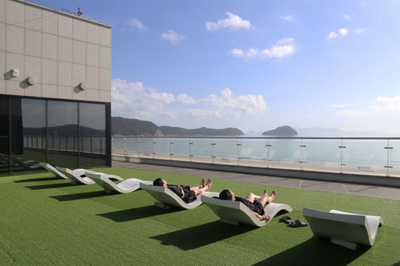 다양한 해양치유 프로그램을 운영하는 완도해양치유센터                                  완도해양치유센터 명상풀                                  완도해양치유센터 해조류 거품 테라피