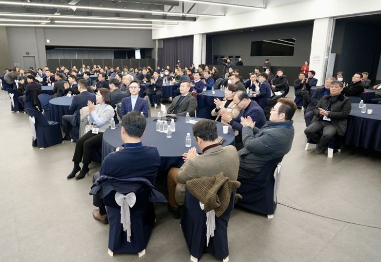 KGM은 전국 판매 대리점들과 간담회를 갖고 지난해 판매 우수 대리점을 시상했다고 15일 밝혔다. KGM 제공.