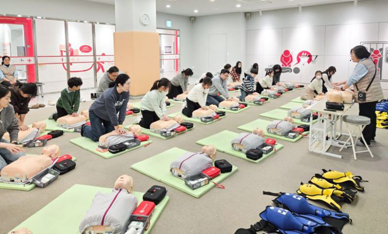 대한항공과 아시아나항공이 지난 14일 서울 강서구 마곡안전체험관에서 개최한 '자녀와 함께하는 안전체험'에 참가한 양사 임직원과 자녀들이 응급처치 교육 프로그램을 진행하고 있다. 대한항공 제공
