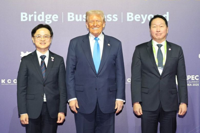 도널드 트럼프 미국 대통령이 지난해 10월 29일 경북 경주예술의전당에서 열린 아시아태평양경제협력체(APEC) CEO 써밋에서 특별연설을 하기 앞서 김정관 산업통상자원부 장관, 최태원 대한상공회의소 회장과 기념촬영을 하고 있다. 대한상공회의소 제공