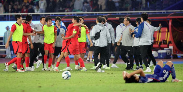 중국 항저우 황룽 스포츠센터 스타디움에서 열린 2022 항저우 아시안게임 남자축구 결승전에서 일본을 2-1로 이기고 금메달을 획득한 한국 선수들이 환호하고 있다.연합뉴스