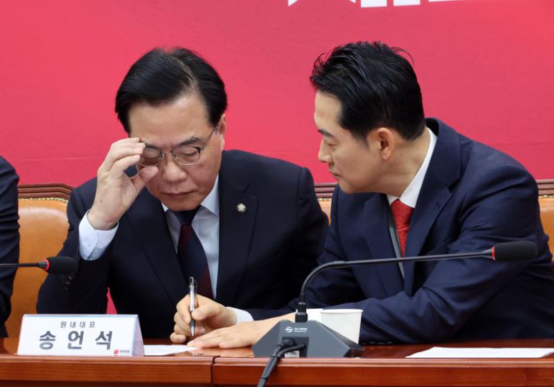 장동혁 국민의힘 대표와 송언석 원내대표가 15일 국회에서 열린 최고위원회의에서 의견을 나누고 있다. 사진=박범준 기자