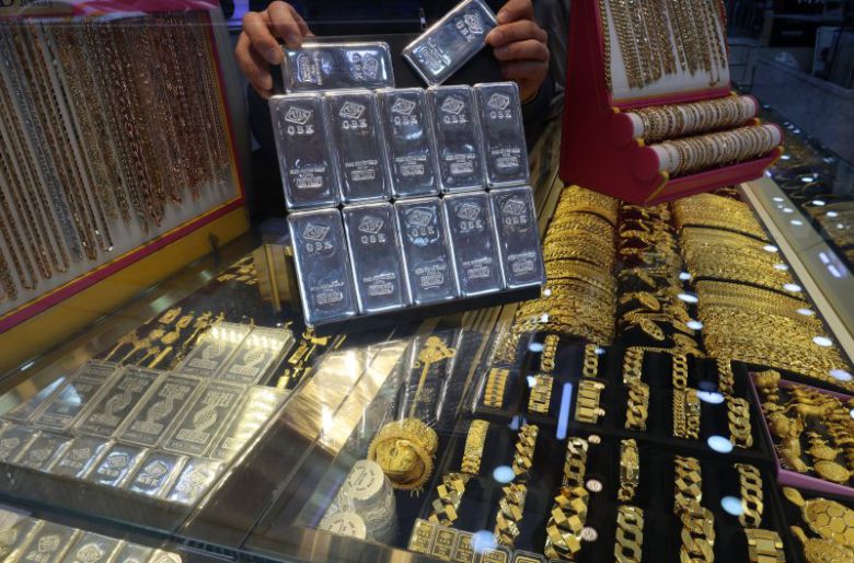 [서울=뉴시스] 이영환 기자 = 15일 오후 서울 종로구 귀금속 상점에 금,은 제품이 진열되어 있다. 국제 은 현물 가격은 지난 14일 오후 사상 처음 온스당 90달러를 돌파했으며 국제 금 현물가격도 4635달러를 넘겨 사상 최고치를 뛰어 넘었다. 2026.01.15. 20hwan@newsis.com <저작권자ⓒ 공감언론 뉴시스통신사. 무단전재-재배포 금지.> /사진=뉴시스화상