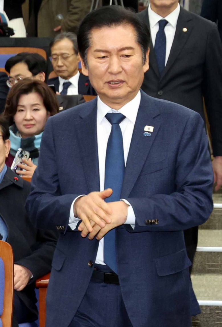 정청래 더불어민주당 대표가 15일 오후 서울 여의도 국회에서 열린 의원총회에 참석하고 있다. 뉴시스