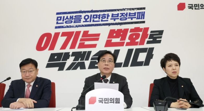 송언석 국민의힘 원내대표가 16일 오전 서울 여의도 국회에서 열린 기자간담회에서 발언을 하고 있다. 뉴시스