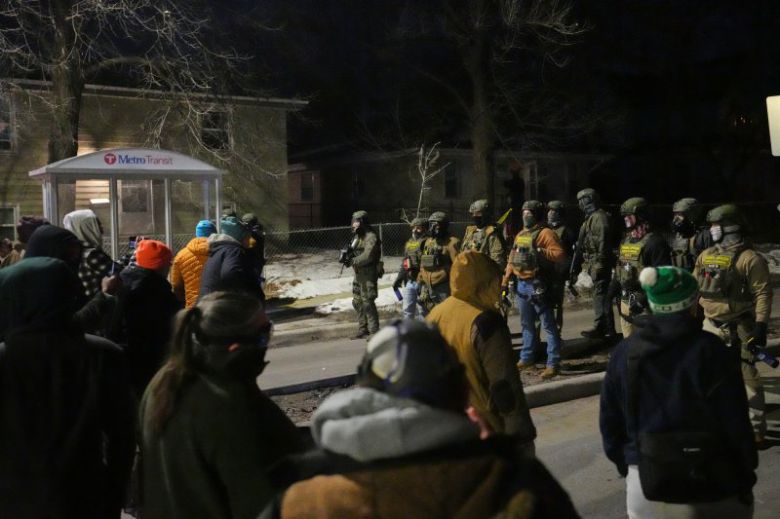 14일(현지 시간) 미 미네소타주 미니애폴리스에서 지난 7일 이민세관단속국(ICE) 요원에게 르네 니콜 굿이 사살된 것에 항의하는 시위가 열린 가운데 시위대와 경찰이 대치하고 있다. 사진=뉴시스