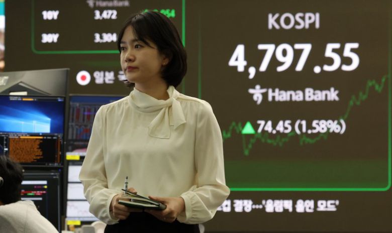 코스피가 전 거래일(4723.10)보다 74.45포인트(1.58%) 상승한 4797.55에 마감한 15일 오후 서울 중구 하나은행 딜링룸 전광판에 지수가 표시되어 있다. 사진=뉴시스