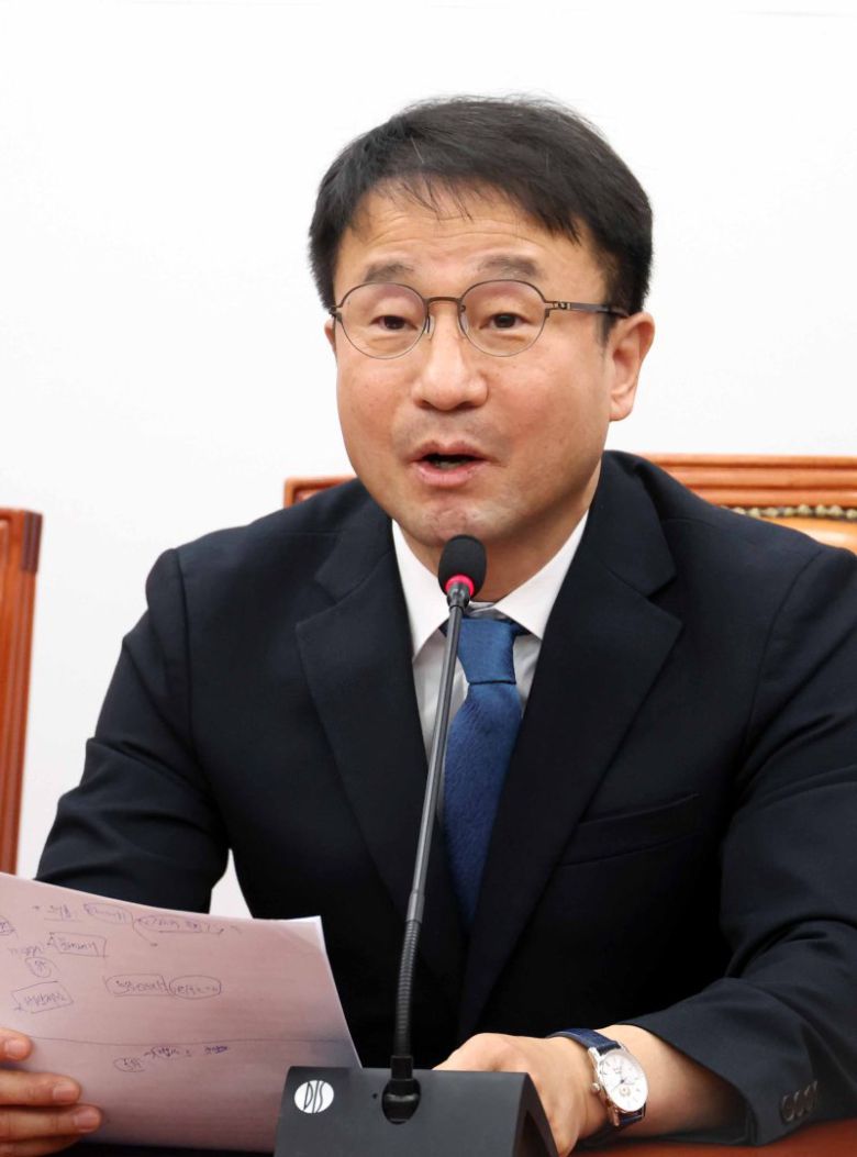 한병도 더불어민주당 원내대표가 지난 15일 오전 서울 여의도 국회에서 열린 정책조정회의에서 발언을 하고 있다. 뉴시스