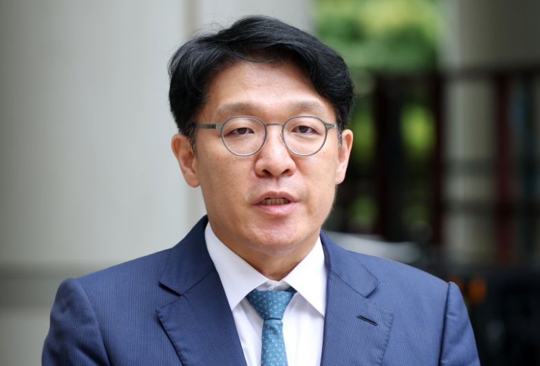 김건희 여사가 연루된 '공천 청탁' 의혹의 핵심 인물 김상민 전 부장검사가 17일 오후 서울 서초구 서초동 서울중앙지방법원에서 열린 구속 전 피의자 심문(영장실질심사)에 출석하며 취재진의 질문에 답하고 있다. 사진=뉴스1