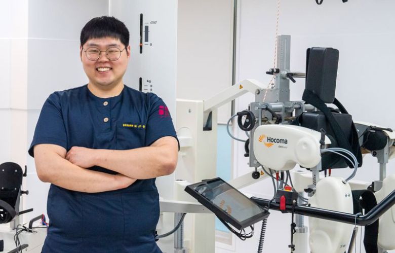 제53회 물리치료사 국가고시 전국 수석을 차지한 대구보건대 도수용씨가 물리치료학과 실습실에서 기념촬영을 했다. 대구보건대 제공