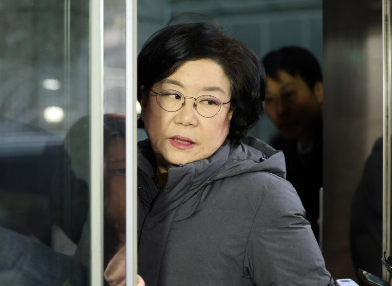 이혜훈 기획예산처 장관 후보자가 15일 오전 서울 중구 예금보험공사에 마련된 인사청문회 준비 사무실로 출근하며 취재진을 뒤돌아보고 있다. 뉴시스