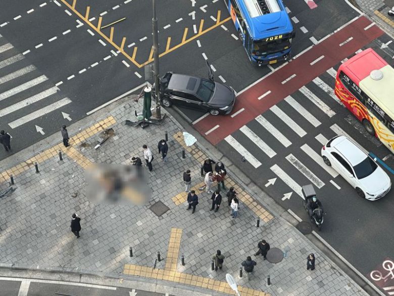 16일 오후 서울 서대문역 인근 농협 신관 앞에서 제동 불량으로 추정되는 시내버스 추돌 사고가 발생한 가운데, 현장 인도와 횡단보도 주변에 파편이 흩어져 있고 시민들과 구조 인력이 사고 상황을 수습하고 있다. 이 사고로 보행자 2명이 중상을 입었다. 독자제공