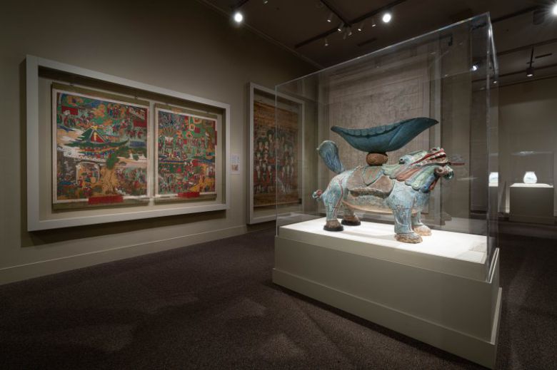 국립중앙박물관과 국립현대미술관은 미국 워싱턴DC의 국립아시아예술박물관에서 지난해 11월 15일(현지시간)부터 '한국의 보물: 모으고, 아끼고, 나누다' 특별전을 선보인다고 밝혔다. 고 이건희 삼성 선대 회장과 유족이 국가에 기증한 '이건희 컬렉션'의 첫 해외 전시다. 사진은 워싱턴DC 박물관 전시장 모습.