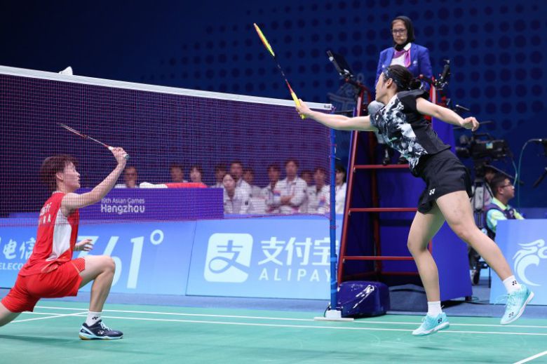 안세영이 1일 중국 항저우 빈장체육관에서 열린 항저우 아시안게임 배드민턴 여자 단체 결승 대한민국과 중국의 경기에서 천위페이와 경기를 펼치고 있다.뉴스1