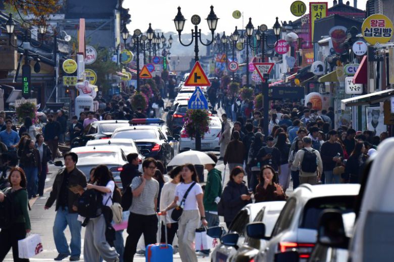 경북 경주시 관광명소로 알려진 황리단길 곳곳이 관광객들로 붐비고 있다. 뉴스1