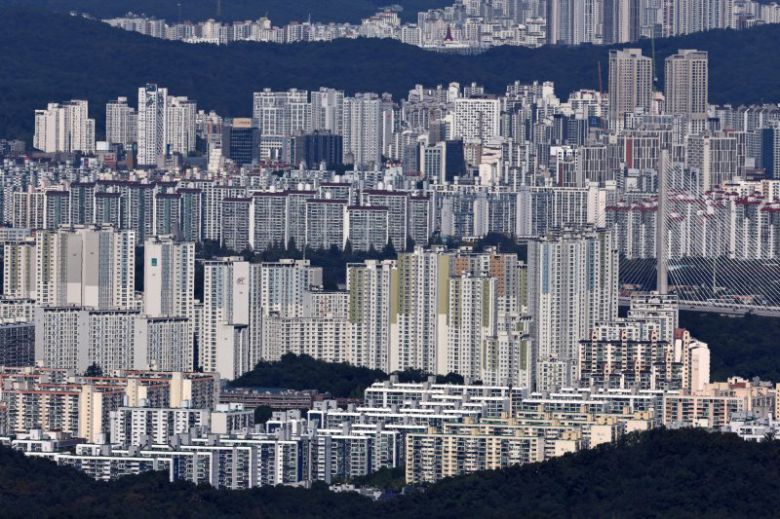 경기 광주시 남한산성에서 내려다본 서울의 아파트 단지 모습. 사진=뉴스1