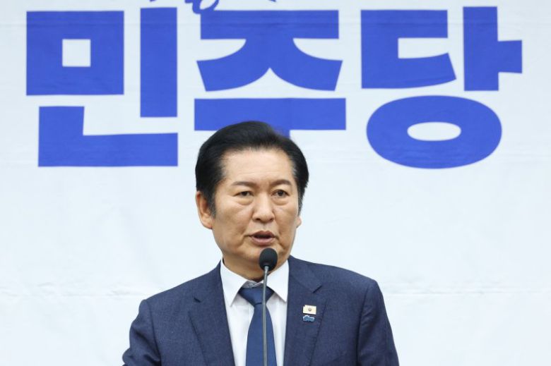 정청래 더불어민주당 대표가 지난 15일 국회에서 열린 의원총회에서 발언하고 있다. 뉴스1
