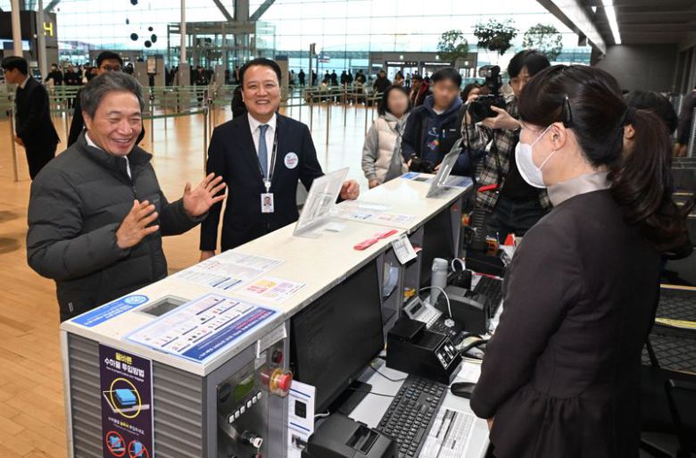 아시아나항공이 인천공항 제2여객터미널 운항을 개시한 14일 인천국제공항 2터미널에서 이학재 인천공항공사 사장과 김성무 아시아나항공 인천공항서비스 지점장이 현장점검을 하고 있다. 사진=박범준 기자