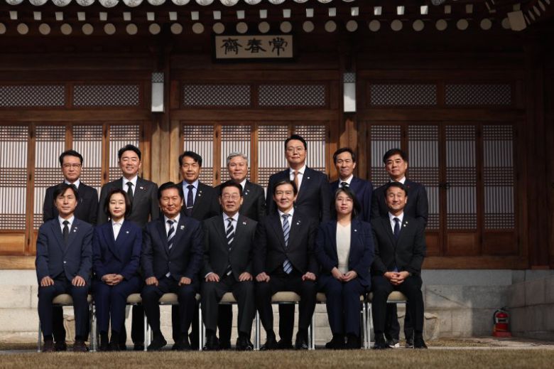 이재명 대통령이 16일 청와대 상춘재에서 열린 정당 지도부 초청 오찬에서 정당 지도부들과 기념촬영을 하고 있다. 뉴시스