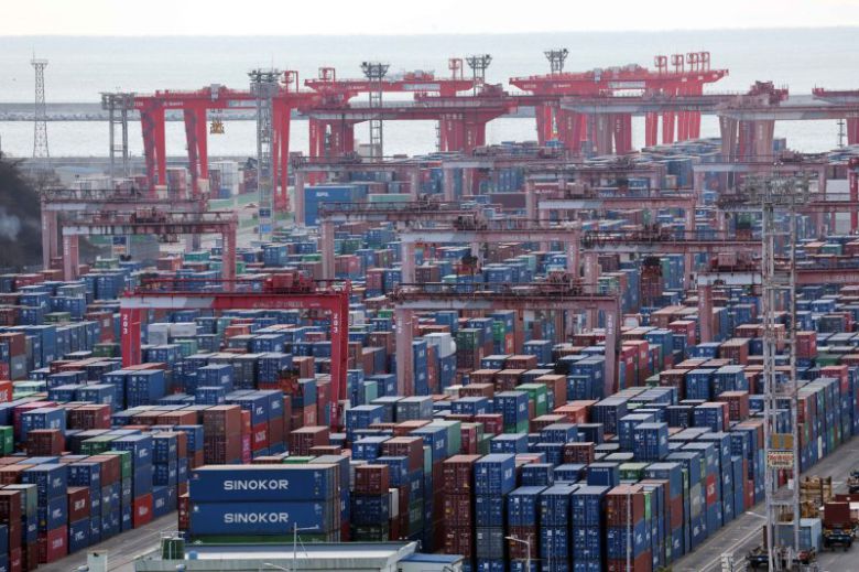 16일 재정경제부는 '최근 경제동향'에서 "건설업과 제조업 등 취약부문 중심으로 고용에 어려움이 지속되고 건설투자 회복 속도, 미국 관세 부과 영향 등 불확실성 상존한다"고 밝혔다. 사진은 이달 초 부산 남구 신선대 부두 야적장 모습. 뉴시스