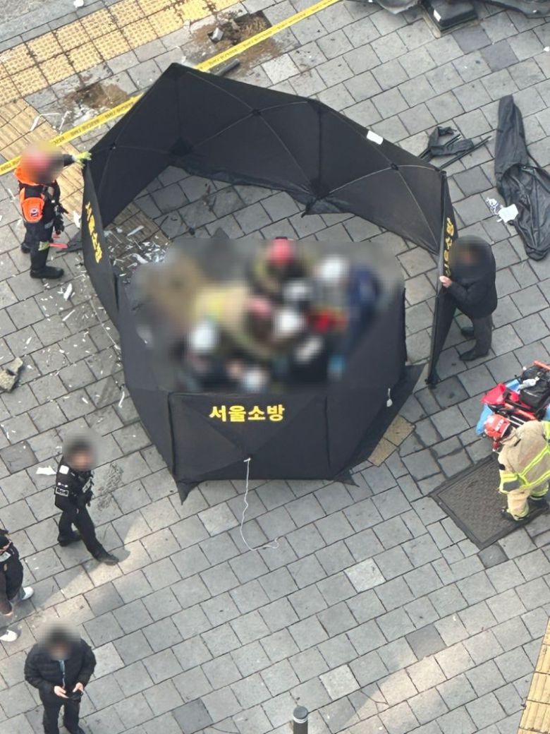 16일 오후 서울 서대문역 인근 농협 신관 앞에서 제동 불량으로 추정되는 시내버스 추돌 사고가 발생한 가운데, 현장 인도와 횡단보도 주변에 파편이 흩어져 있고 시민들과 구조 인력이 사고 상황을 수습하고 있다. 이 사고로 보행자 2명이 중상을 입었다. 독자제공