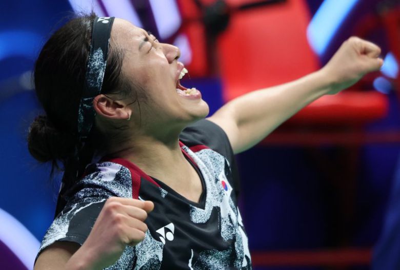 중국 항저우 빈장체육관에서 열린 항저우 아시안게임 배드민턴 여자 단식 결승에서 한국 안세영이 중국의 천위페이에게 승리를 거둔 뒤 기뻐하고 있다.뉴시스