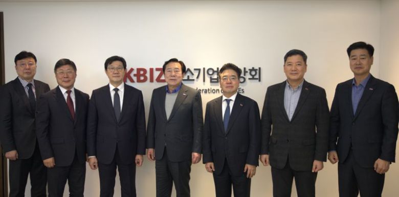 정부의 약가 인하 정책 방향에 대해 한국제약바이오협회와 중소기업중앙회는 지난 15일 간담회를 가졌다. 간담회 이후 노연홍 한국제약바이오협회 회장(왼쪽 세번째)와 김기문 중기중앙회 회장(왼쪽 네번째) 등 주요 참석자들이 기념사진 촬영을 하고 있다. 한국제약바이오협회 제공