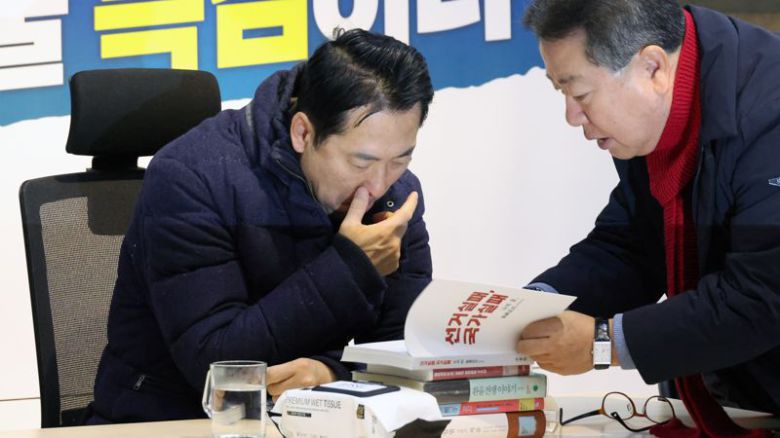 국민의힘 장동혁 대표가 16일 국회 로텐더홀에서 단식 2일 차를 맞이한 가운데 '선거실패 국가실패'란 책을 읽고 있다. 사진=서동일 기자