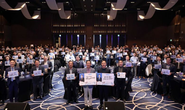 지난 15일 Sh수협은행 2026년 제1차 경영전략회의에서 수협중앙회 노동진회장(중앙 앞에서 왼쪽 두 번째)과 Sh수협은행 신학기은행장(중앙 앞에서 왼쪽에서 세 번째) 등 참석자들이 함께 기념사진을 찍고 있다. 수협은행 제공