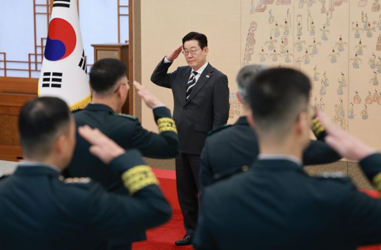 이재명 대통령이 16일 청와대 본관에서 열린 3성 장군 진급·보직 신고 및 수치 수여식에서 경례를 받고 있다. 뉴시스