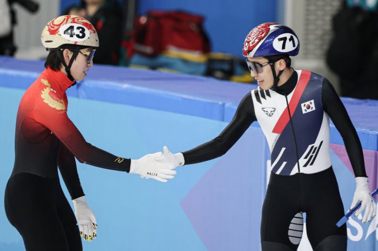 ) 중국 헤이룽장성 하얼빈 빙상훈련센터 다목적홀에서 열린 하얼빈 동계아시안게임 쇼트트랙 남자 500m 결승 경기를 마친 후 박지원과 중국 대표팀 린샤오쥔(한국명 임효준)이 인사하고 있다.뉴스1