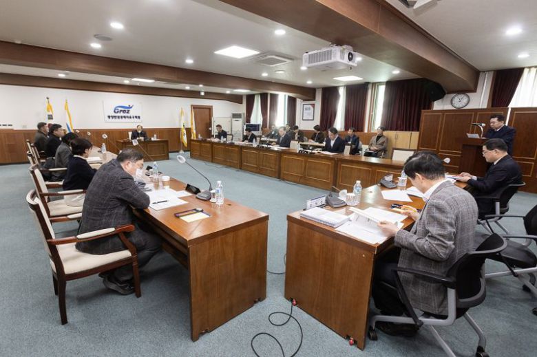 구충곤 광양만권경제자유구역청장(오른쪽 맨 끝)이 16일 상황실에서 열린 제155회 광양만권경제자유구역 조합회의 임시회에서 2026년 주요 업무계획 보고를 통해 2조4000억원 투자 및 기업 37개사 유치, 일자리 1270명 창출을 목표로 총력을 기울이겠다고 밝히고 있다. 광양만권경제자유구역청 제공