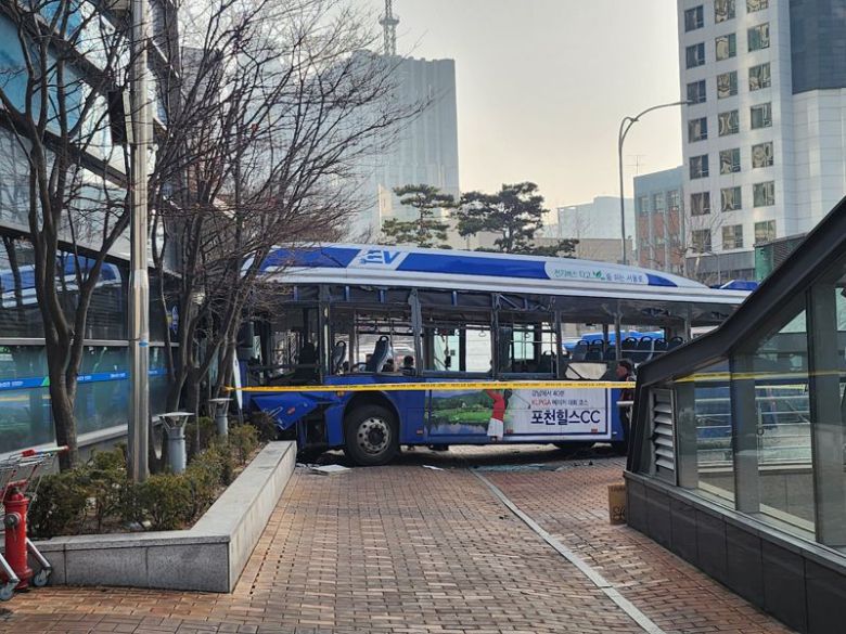 16일 오후 1시 15분께 서울 서대문구 서대문역 사거리에서 704번 시내버스가 인도를 넘어 인근 농협 건물로 돌진해 버스 운전자 1명을 포함해 총 13명이 부상을 입었다. 사진=최승한 기자