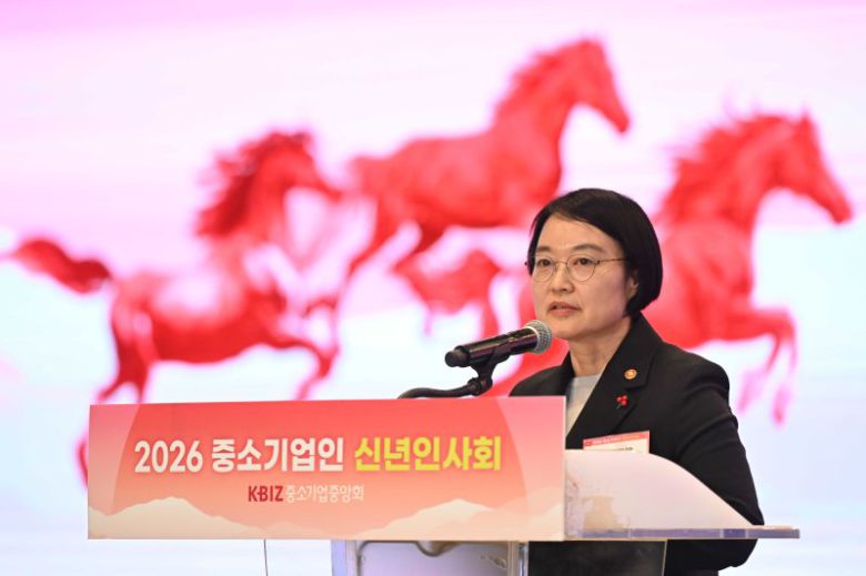 한성숙 중소벤처기업부 장관이 지난 13일 열린 2026년도 중소기업인 신년인사회에서 덕담을 하고 있다.