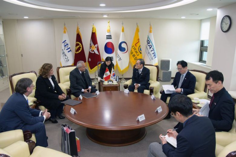 이용철 방위사업청장은 15일 오후 한국을 방문 중인 페루 국회의원단과 과천 방위사업청에서 면담을 갖고, 양국 간 방산협력 강화 방안을 논의했다. 방위사업청 제공