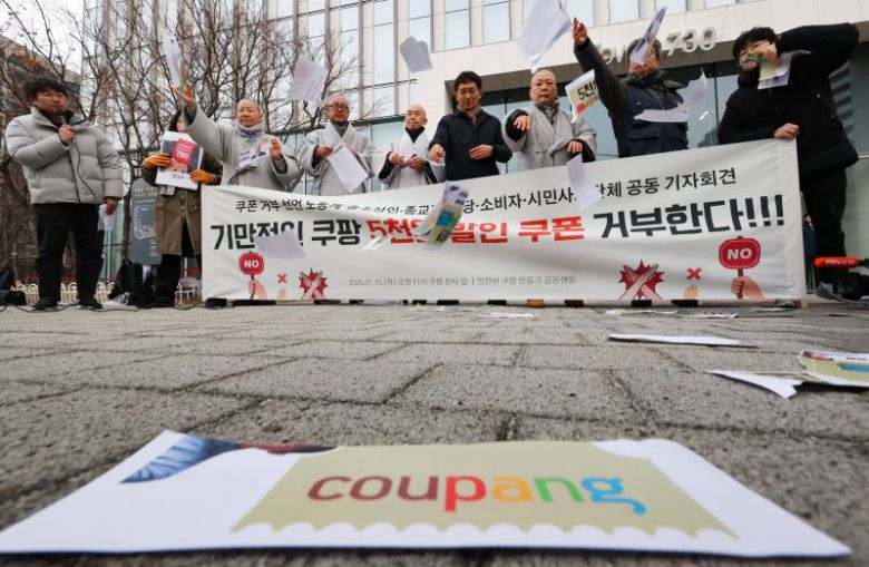 안전한 쿠팡 만들기 공동행동 회원들이 15일 오전 서울 송파구 쿠팡 본사 앞에서 열린 기자회견에서 쿠팡의 5000원 할인쿠폰을 찢는 상징의식을 하고 있다./사진=뉴시스