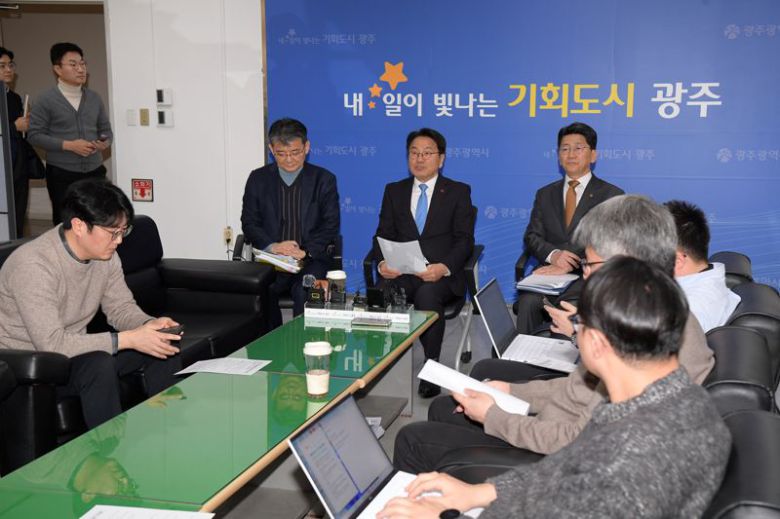 강기정 광주광역시장이 16일 시청 기자실에서 차담회를 갖고 정부가 이날 통합 특별시에 연간 최대 5조원, 4년간 최대 20조원 규모의 재정 지원 등을 포함한 통합 인센티브를 제공하기로 한 것에 대해 "환영한다"라는 입장을 밝히고 있다. 광주광역시 제공