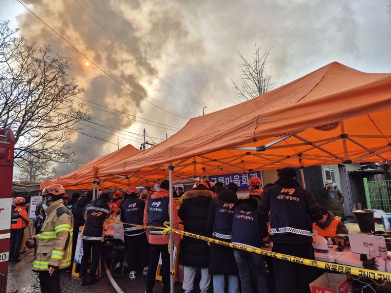 화재가 난 구룡마을 인근에 소방지휘본부가 설치돼 소방대원들이 진화 상황을 공유하고 있다. 사진=김예지 기자