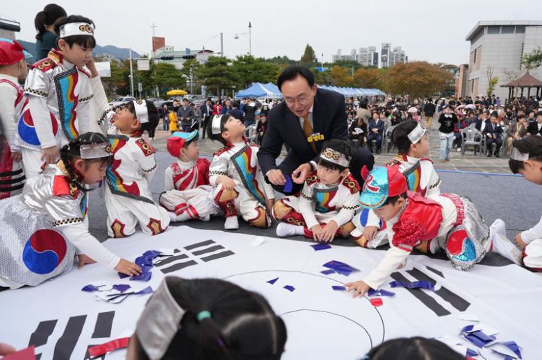 전남 나주시가 임신부터 출산, 양육까지 전 생애를 아우르는 촘촘한 지원 정책을 바탕으로 전남 5개 시 가운데 유일하게 3년 연속 출생아 수 증가라는 의미 있는 성과를 거두며 아이 낳고 키우기 좋은 도시로 자리매김하고 있다. 사진은 윤병태 나주시장이 아이들과 태극기 만들기 체험을 하고 있는 모습. 나주시 제공