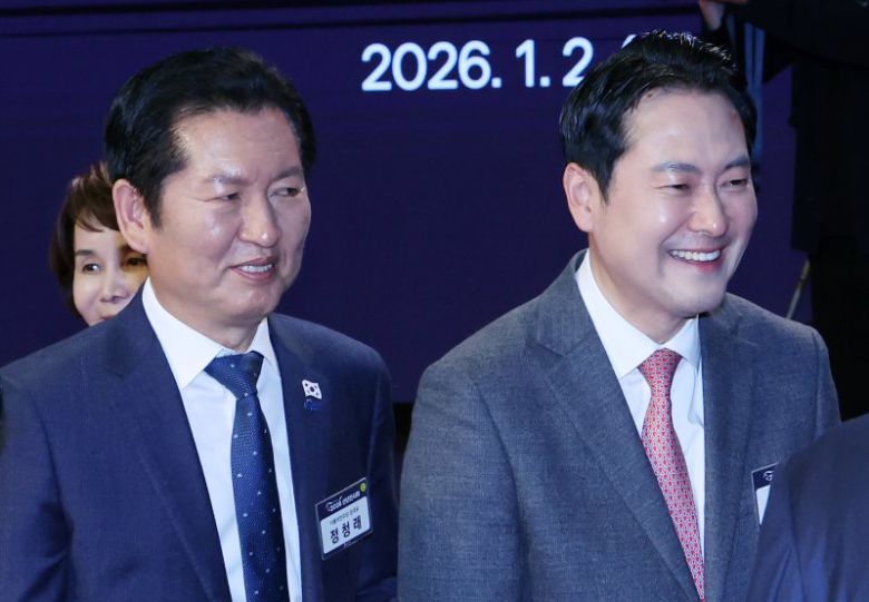 정청래(왼쪽) 더불어민주당 대표와 장동혁 국민의힘 대표가 2일 오후 서울 중구 대한상공회의소에서 열린 2026 경제계 신년인사회를 마치고 행사장을 나서고 있다. 뉴스1