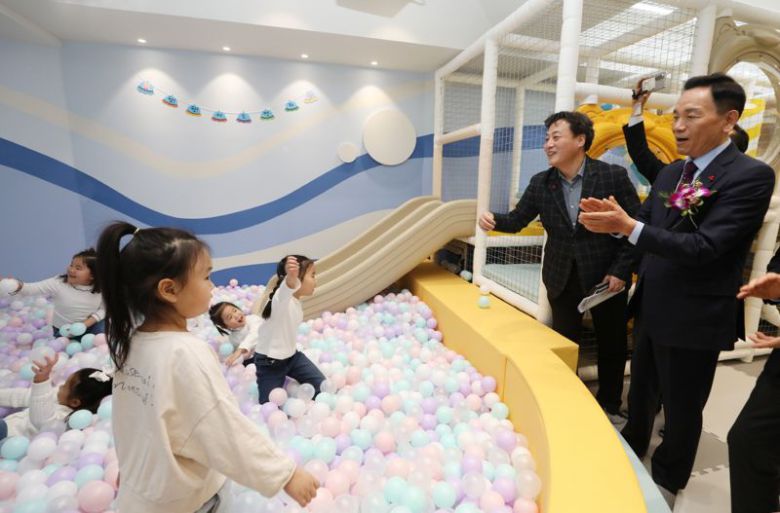 조성명 강남구청장(오른쪽)이 지난해 12월 18일 문을 연 서울형 키즈카페 대치1동점에서 개관식에서 아이들을 만나고 있다. /사진=강남구