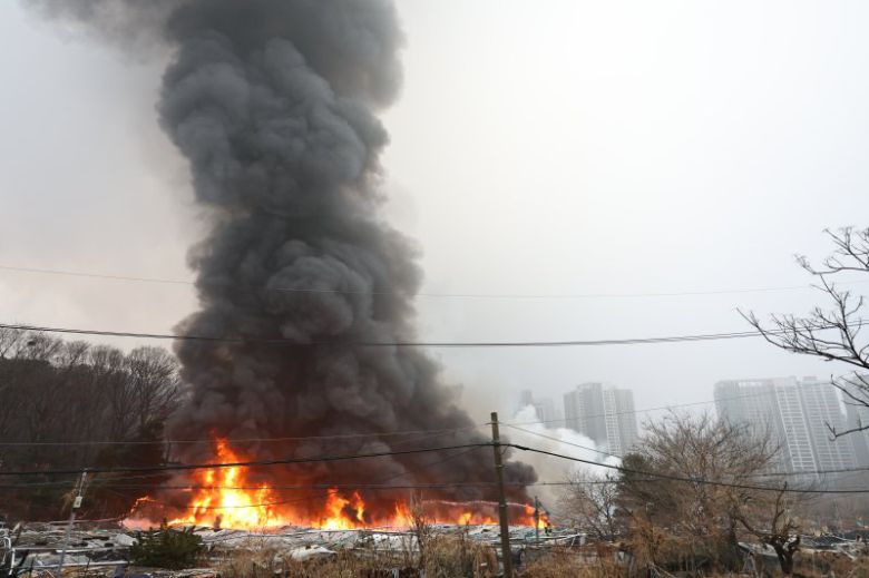 16일 화재가 발생한 서울 개포동 구룡마을에 불길이 보이고 있다. 뉴시스
