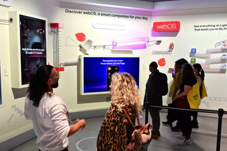 관람객들이 지난 7일(현지 시간) 미국 라스베이거스에서 열린 세계 최대 가전·정보통신(IT) 전시회 'CES 2026' LG전자 전시관에서 LG전자의 'LG 올레드 에보 W6'와 자체 운영체제(OS)인 웹OS를 살펴보고 있다. 뉴시스
