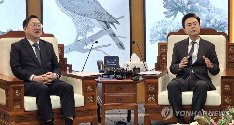 행정통합 방향 논의하기위해 만난 이장우 대전시장과 김태흠 충남지사.