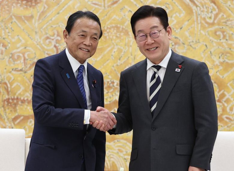 이재명 대통령이 16일 청와대 본관에서 아소 다로 전 일본 총리 접견에 앞서 악수하고 있다. 청와대통신사진기자단