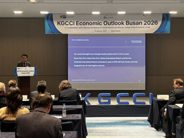 15일 오후 부산 시그니엘 호텔에서 열린 'BJFEZ- KGCCI 이코노믹 아웃룩 부산(Economic Outlook Busan) 2026' 행사에서 박성호 부산진해경제자유구역청장이 발표를 하고 있다. 부산진해경제자유구역청 제공